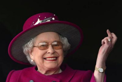 Queen Elizabeth gives England the finger