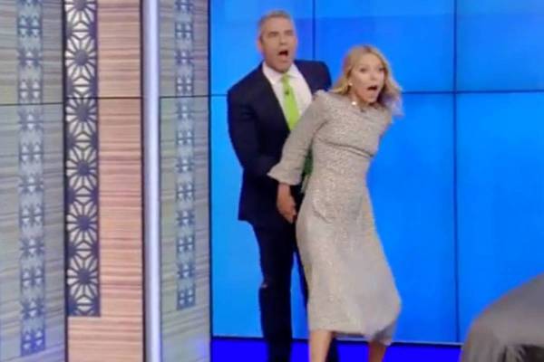 Kelly Ripa grabs Andy Cohen's crotch